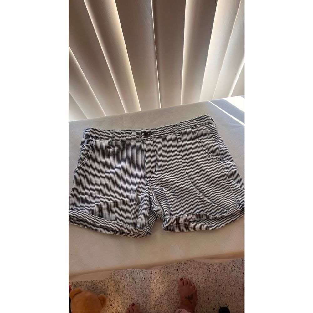 Levi's Women's Railroad Striped Rolled Cuffed Hem Chino Shorts Navy White Sz 31